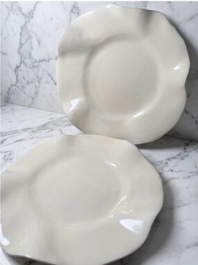 Nima Oberoi Lunares San
Francisco Ruffled Enamel
Dessert Plates - Set of 2